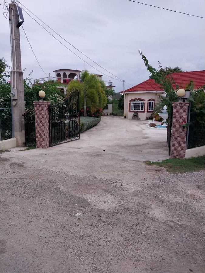 Eliwes Villa Treasure Beach Exterior photo